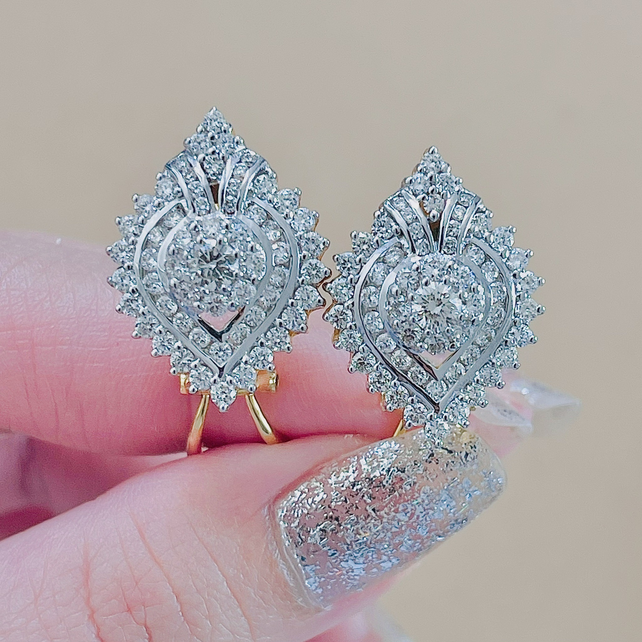 ต่างหูเพชรห่วงหนีบโอเมก้า clips ห่วงแบบนี้ถอดใส่ง่ายสะดวกสบาย ไม่เจ็บหูคู่ใหญ่ฝังเพชรเต็ม เพชรเม็ดใหญ่ เล่นไฟ ขาวใสสุดๆ