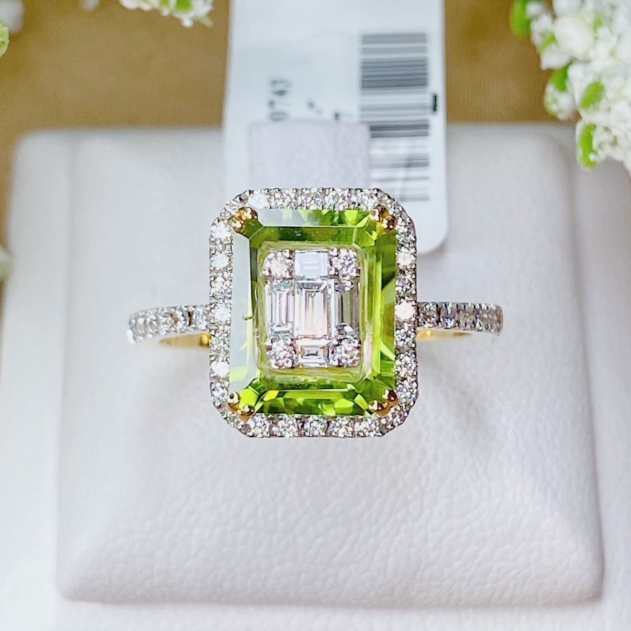 แหวนพลอย Natural Green Peridot โดยชุดผลงานนี้เราใช้ Peridot อัญมณีสีเขียวสวย สีเขียวใบมะกอก