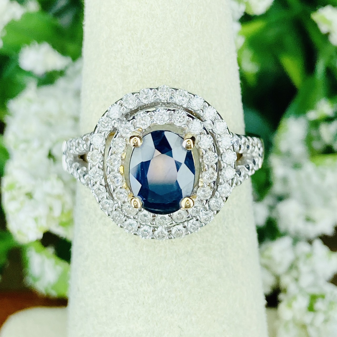 Natural Blue Sapphire พลอยไพลินสยาม สีน้ำเงิน สะอาด ไฟดี ไพลินสยามธรรมชาติ ล้อมเพชรรอบสองชั้น ประดับเพชรบ่าด้านข้าง ตัวเรือนทอง