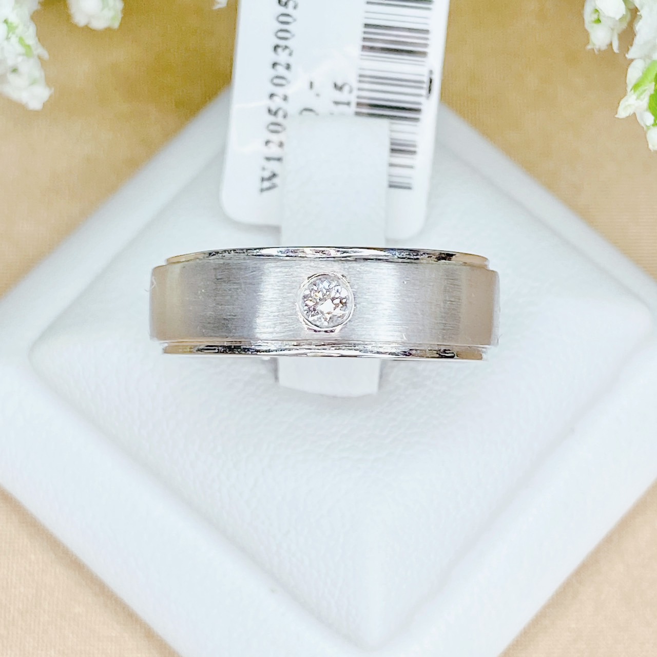 แหวนเพชรเม็ดเดี่ยวแบบหุ้ม Bazel Setting ตัวเรือน White Gold ทำซาติน Satin ตัดขอบเงาบน-ล่าง เพิ่มลูกเล่น งานตัวเรือนนอก