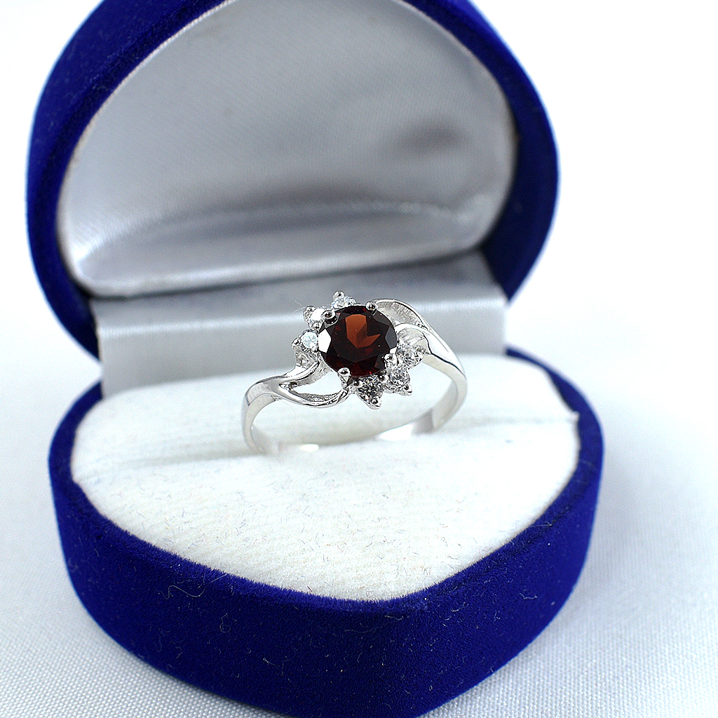 แหวนเงินแท้ราคาถูกชุบทองคำขาว พลอยแท้โกเมน 1.05 กะรัต เพชรCZ 2.10 กะรัต งานประณีตสวยงาม สั่งผลิตค่ะ