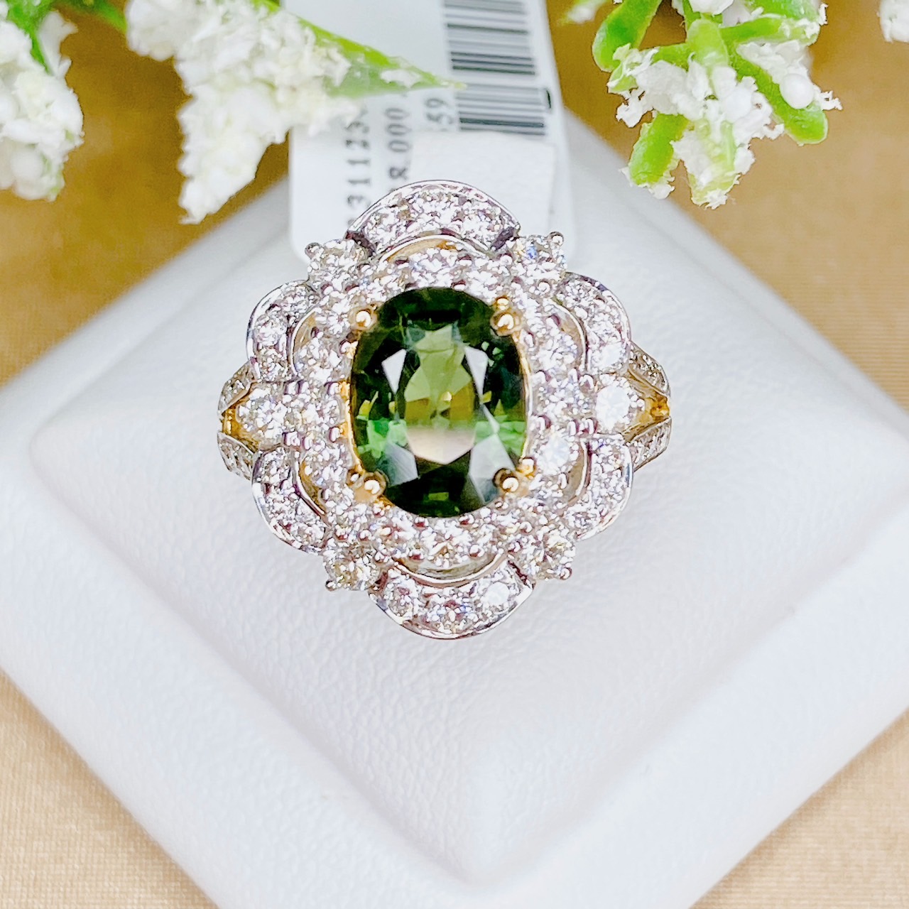 แหวนพลอยเขียวส่องประดับเพชร (Design Cocktail Ring) เขียวส่องเม็ดมาใหม่ สีสวยเหลี่ยมเล่นไฟ เจียระไนแบบเหลี่ยมเพชรรูปไข่ (Oval Shape) ล้อมเพชรสวย ไฟเต็มทุกเม็ด