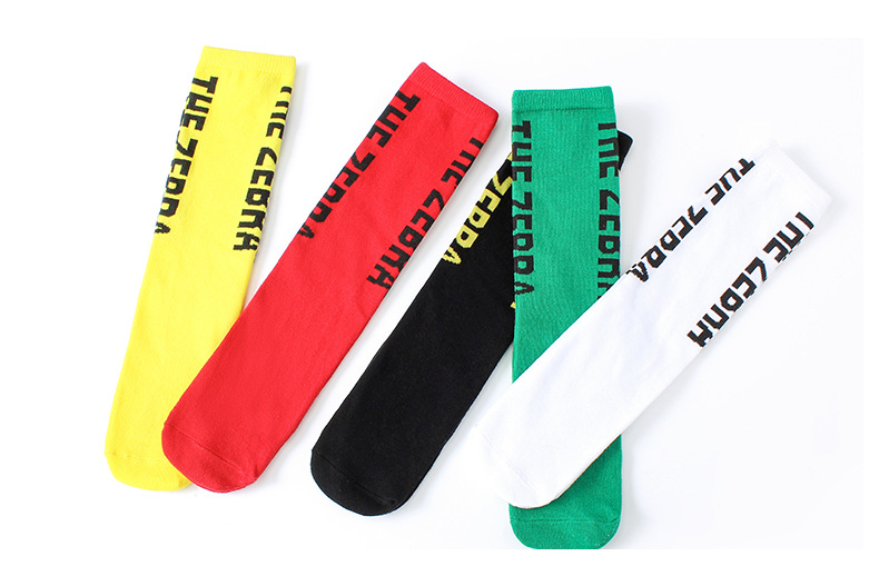 สินค้าพร้อมส่ง ถุงเท้า แบบยาว ถุงเท้าฮิปฮอป ลายอักษรข้าง