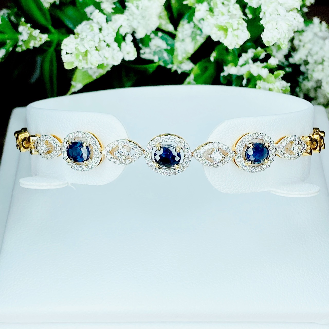 สร้อยข้อมือไพลินซีลอนล้อมเพชร แต่งสลับเพชรกลม ตัวเรือนทอง ไพลินสีสวย งานพรีเมียมสุดๆราคาดีมากๆค่ะ