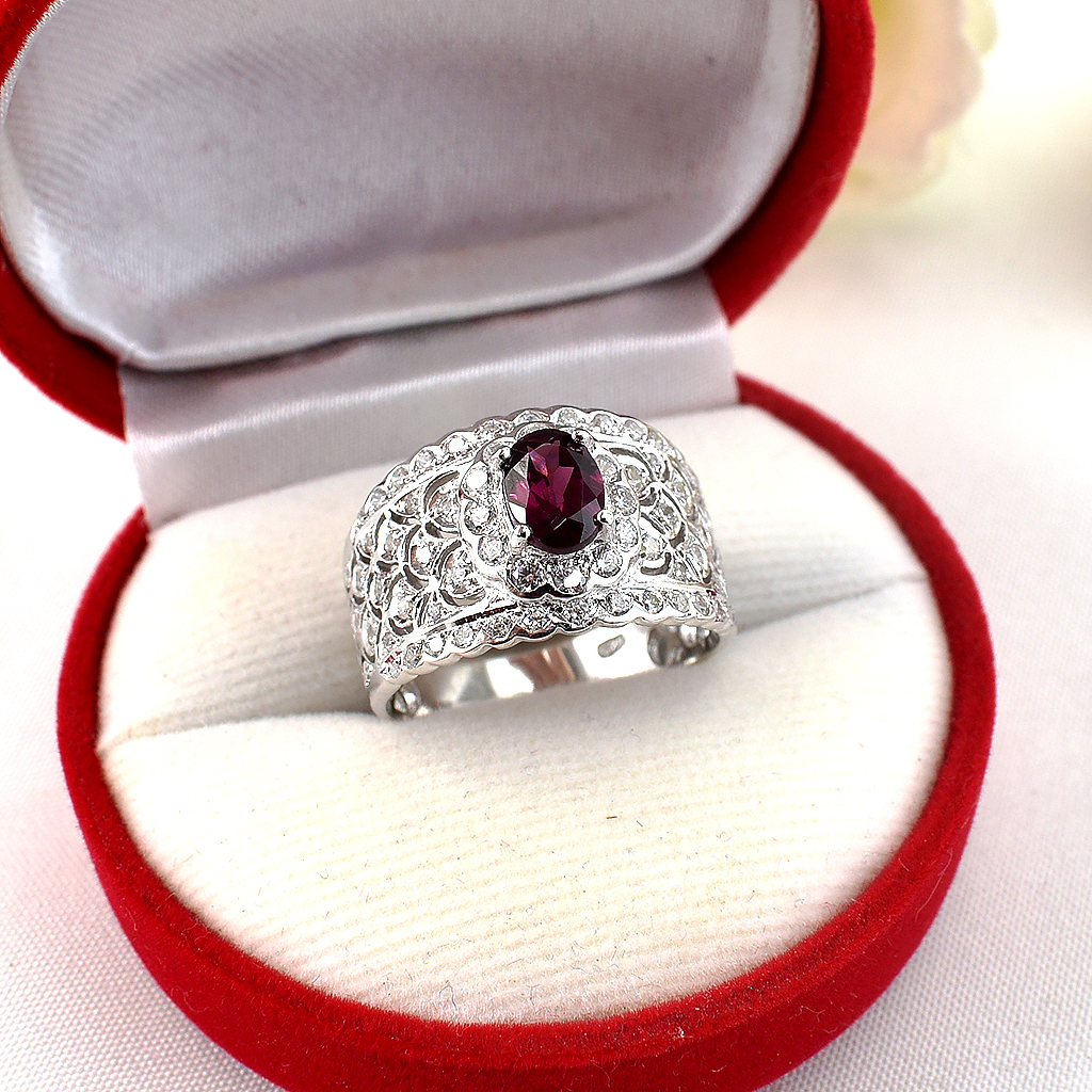 แหวนเงินแท้ราคาถูกชุบทองคำขาว พลอยแท้โรโดไลท์การ์เน็ต 1.0 กะรัต เพชรCZ 0.68 กะรัต งานประณีตสวยงาม สั่งผลิตค่ะ