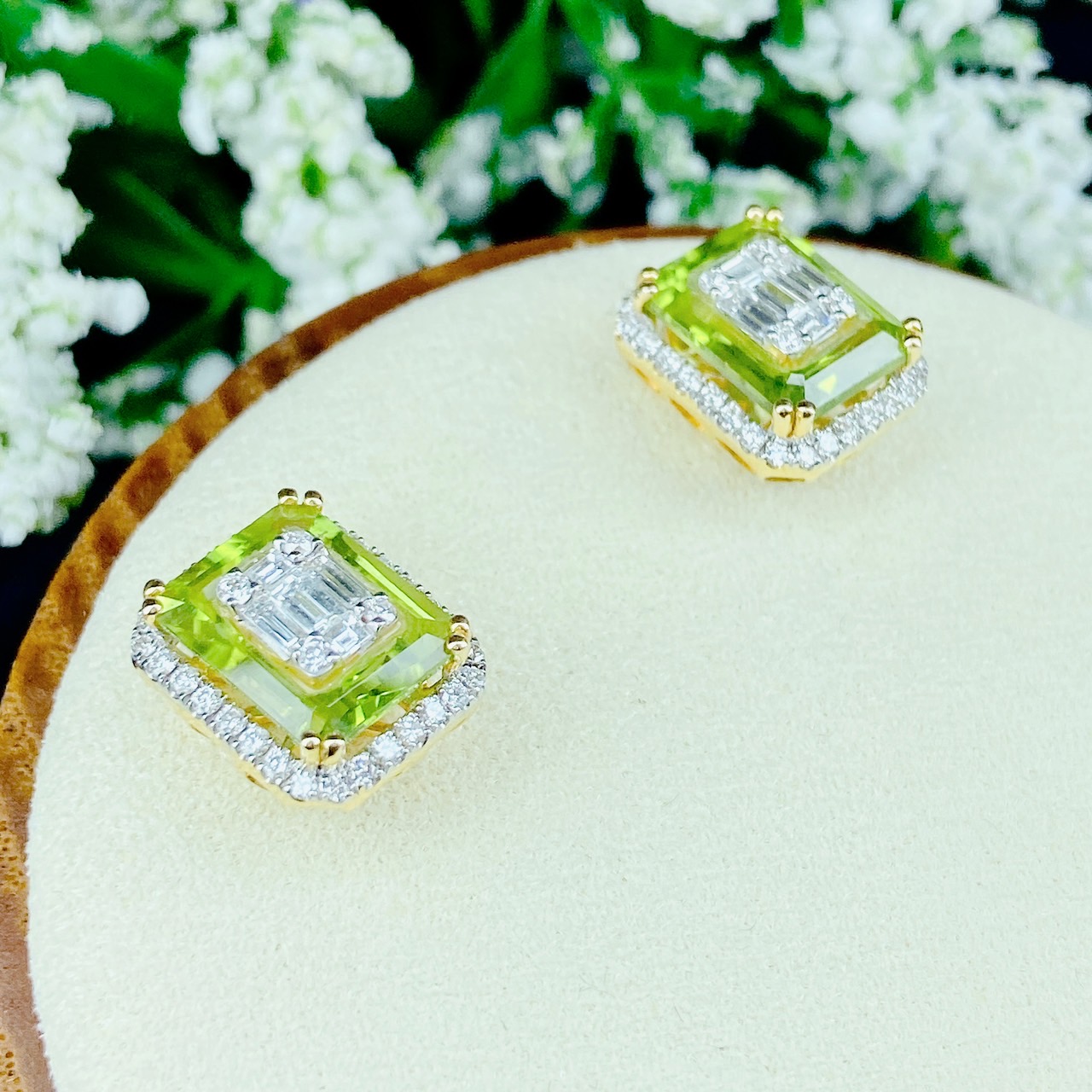 ต่างหู Natural Green Peridot โดยชุดผลงานนี้เราใช้ Peridot อัญมณีสีเขียวสวย สีเขียวใบมะกอก