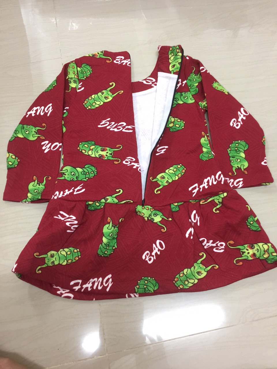 F เดรสสีแดงแขนสามส่วนลายหนอนสีเขียว