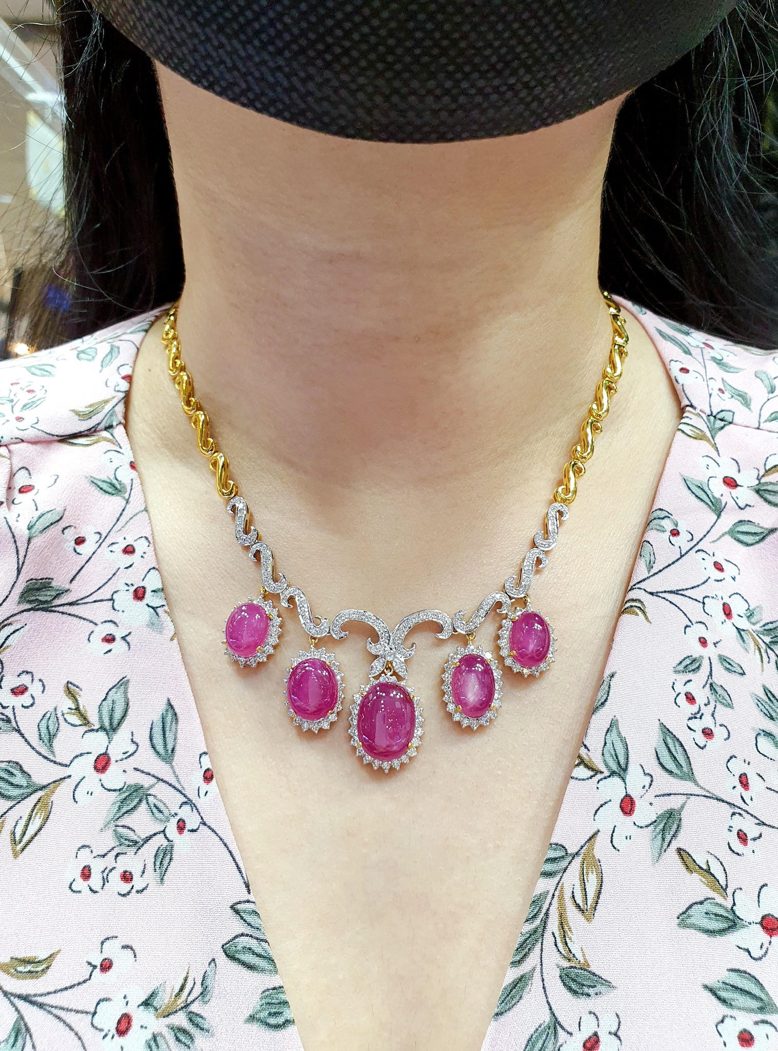 พร้อมส่งและสั่งผลิตสร้อยคอพลอยทับทิมอัฟริกาหลังเบี้ยเนื้อมันวาวสีสวยเสมอกันทุกเม็ด ดีไซน์ไล่ระดับมีมิติสะดุดตาล้อมด้วย เพชรเบลเยี่ยมขาวใสไฟดี ใส่เที่ยว ออกงาน ทองคำ 18K เพชรแท้ 3.28 กะรัต 133 เม็ด ราคาถูกมาก ส่งฟรี