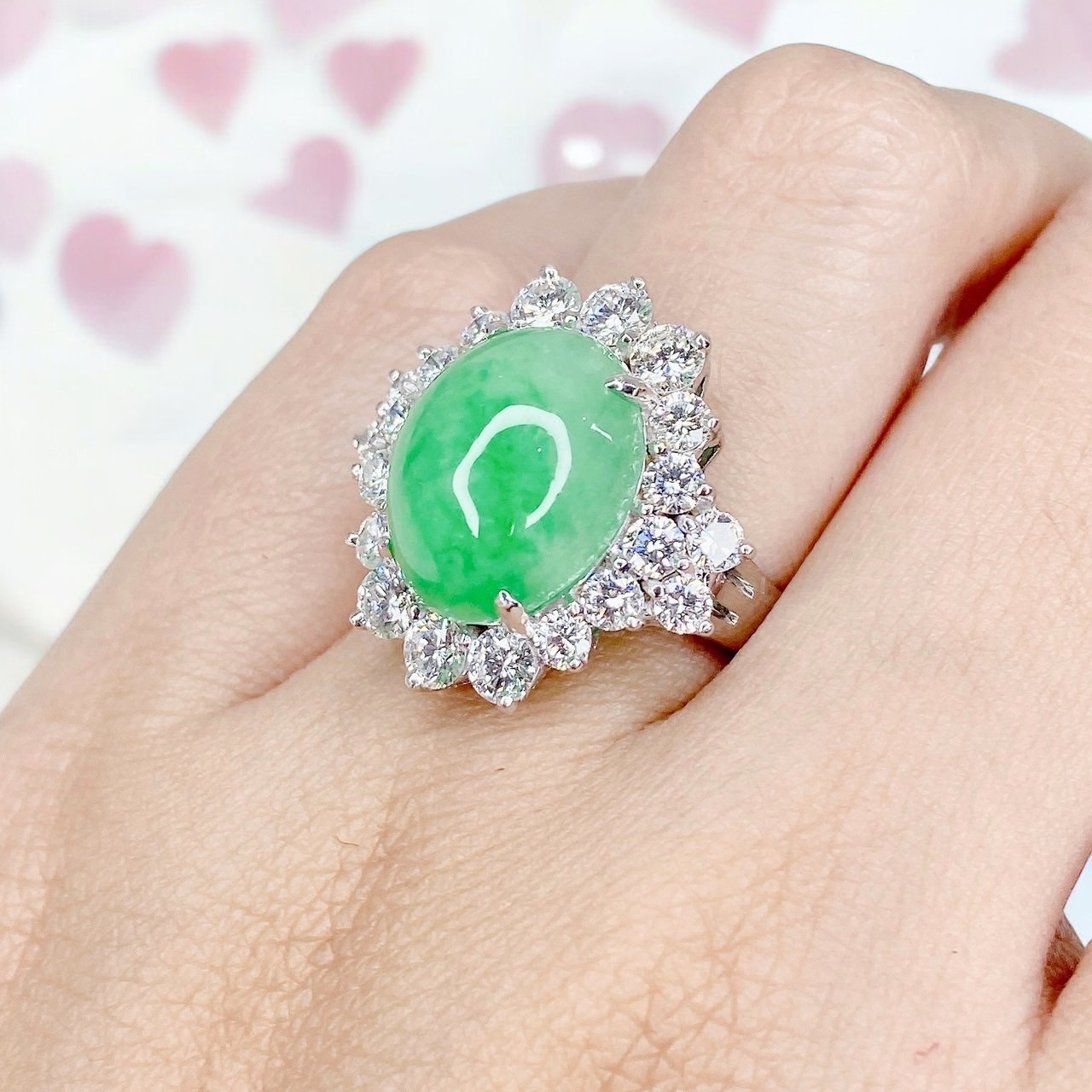 แหวนหยกพม่าธรรมชาติ (หลังเบี้ย) Natural Burmese Jade Ring หยกพม่าสีเขียวเม็ดนี้ เป็นหยก Type A มาจากประเทศพม่า เป็นทรงหลังเบี้ย เนื้อแก้ว สีเขียวกรีนแอปเปิ้ล เกรดท๊อปพรีเมี่ยม มีใบเซอร์รับประกันจากสถาบัน