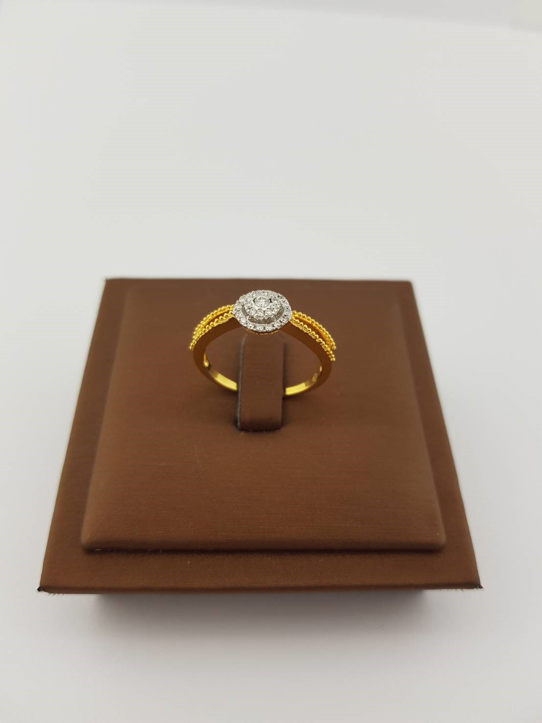 สั่งผลิตเพชรเบลเยี่ยมคัท แหวนแต่งงาน แหวนหมั้น ใส่เที่ยว ออกงาน แหวนทองคำ 18K เพชรแท้ 0.24 กะรัต 2.56 กรัม น้ำ 99 ราคาถูกมาก มีใบรับประกันค่ะ