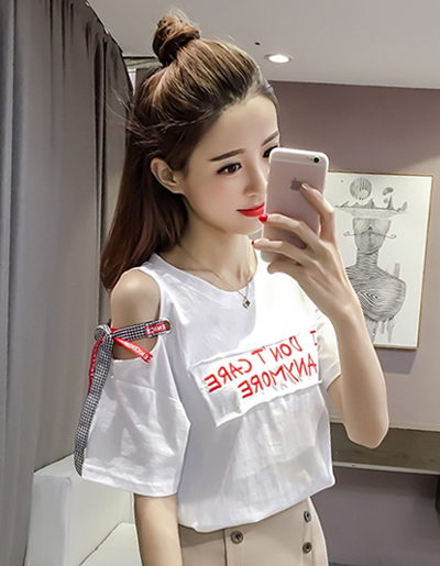 เสื้อครอปแฟชั่นแขนสั้นแต่งเก๋เปิดไหล่ซ้ายเจาะห่วงติดโบว์น่ารักสไตล์เกาหลี- 1605