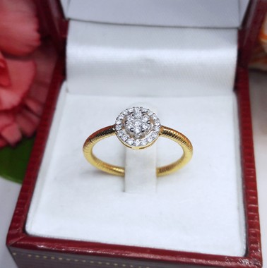 สั่งผลิตเพชรเบลเยี่ยมคัท แหวนแต่งงาน แหวนหมั้น ใส่เที่ยว ออกงาน แหวนทองคำ 18K เพชรแท้ 0.20 กะรัต 2.90 กรัม น้ำ 99 ราคาถูกมาก มีใบรับประกันค่ะ