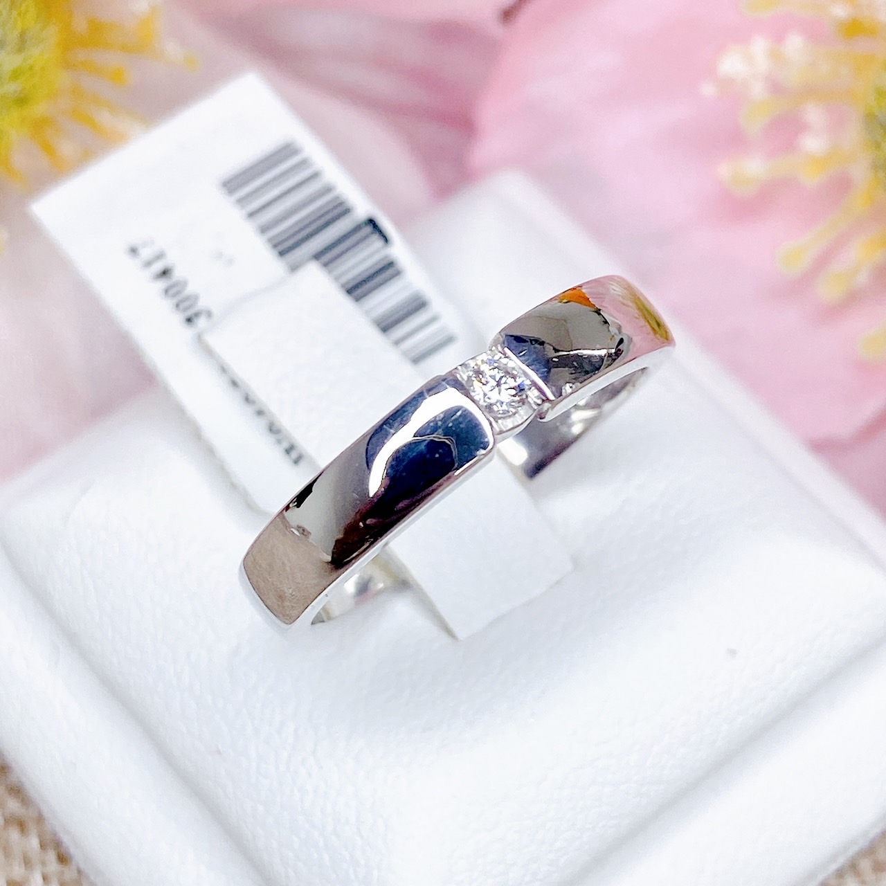 แหวนเพชรเม็ดเดี่ยวฝังยึดแบบหุ้ม Bazel Setting แบบนี้จะใส่ติดนิ้วทุกวันได้เลยค่ะ เพราะตัวเรือนแข็งแรง ใส่ลุยๆได้สบาย