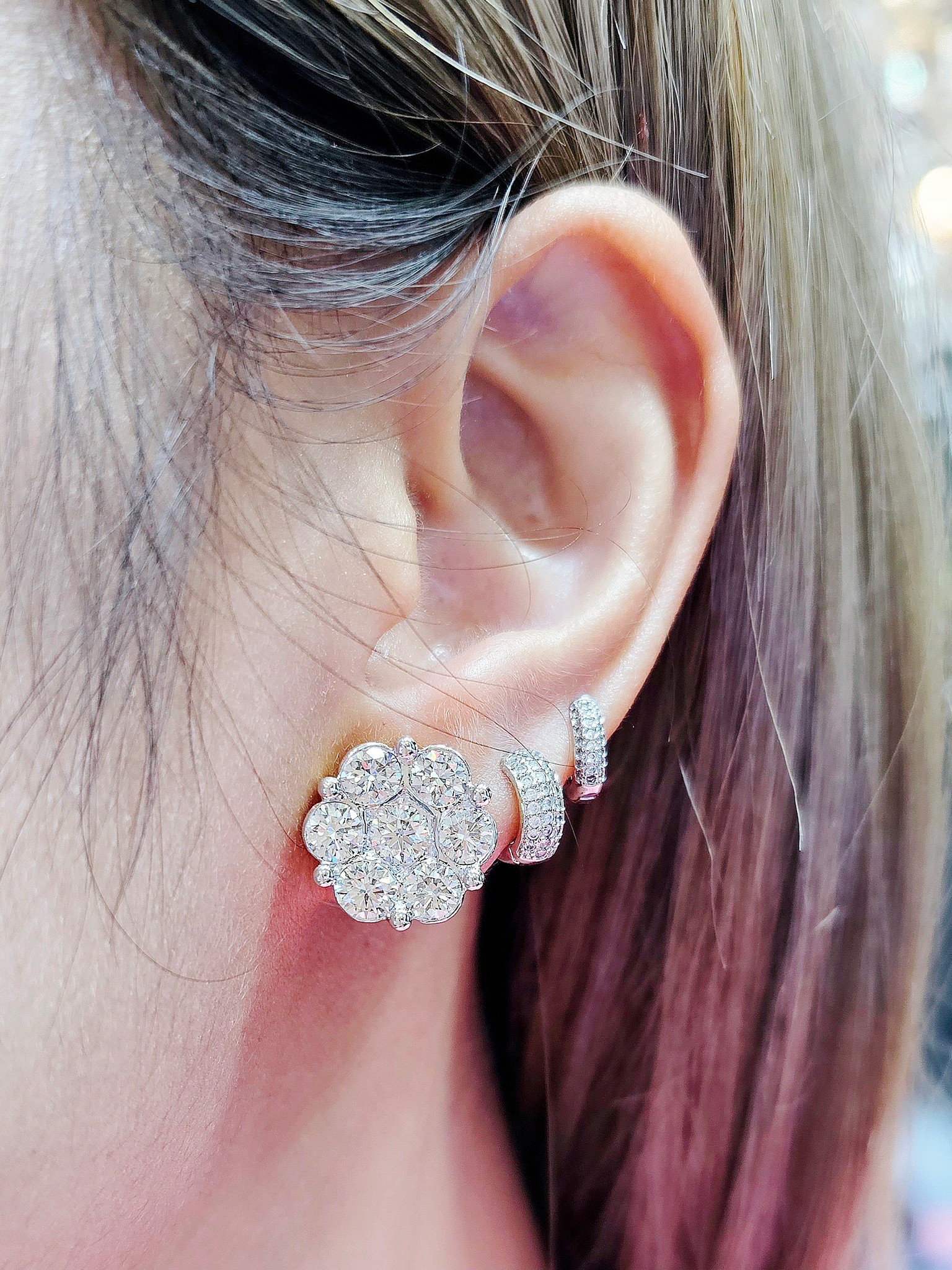 พร้อมส่งและสั่งผลิตต่างหูเพชรกระจุกทรงกลมไซส์ใหญ่บึ้มๆ แต่งงาน หมั้น ใส่เที่ยว ออกงาน ทองคำ 18K เพชรเบลเยี่ยมแท้ 5.61 กะรัต ราคาถูกมาก ส่งฟรี