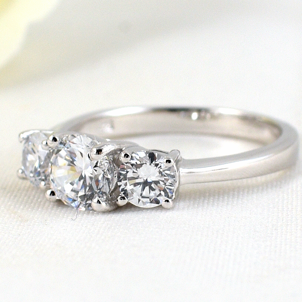 แหวนเงินแท้ราคาถูกชุบทองคำขาว เพชรCZเม็ดกลาง 0.80 กะรัต เพชรCZเม็ดข้าง 0.50 กะรัต งานประณีตสวยงาม สั่งผลิตค่ะ