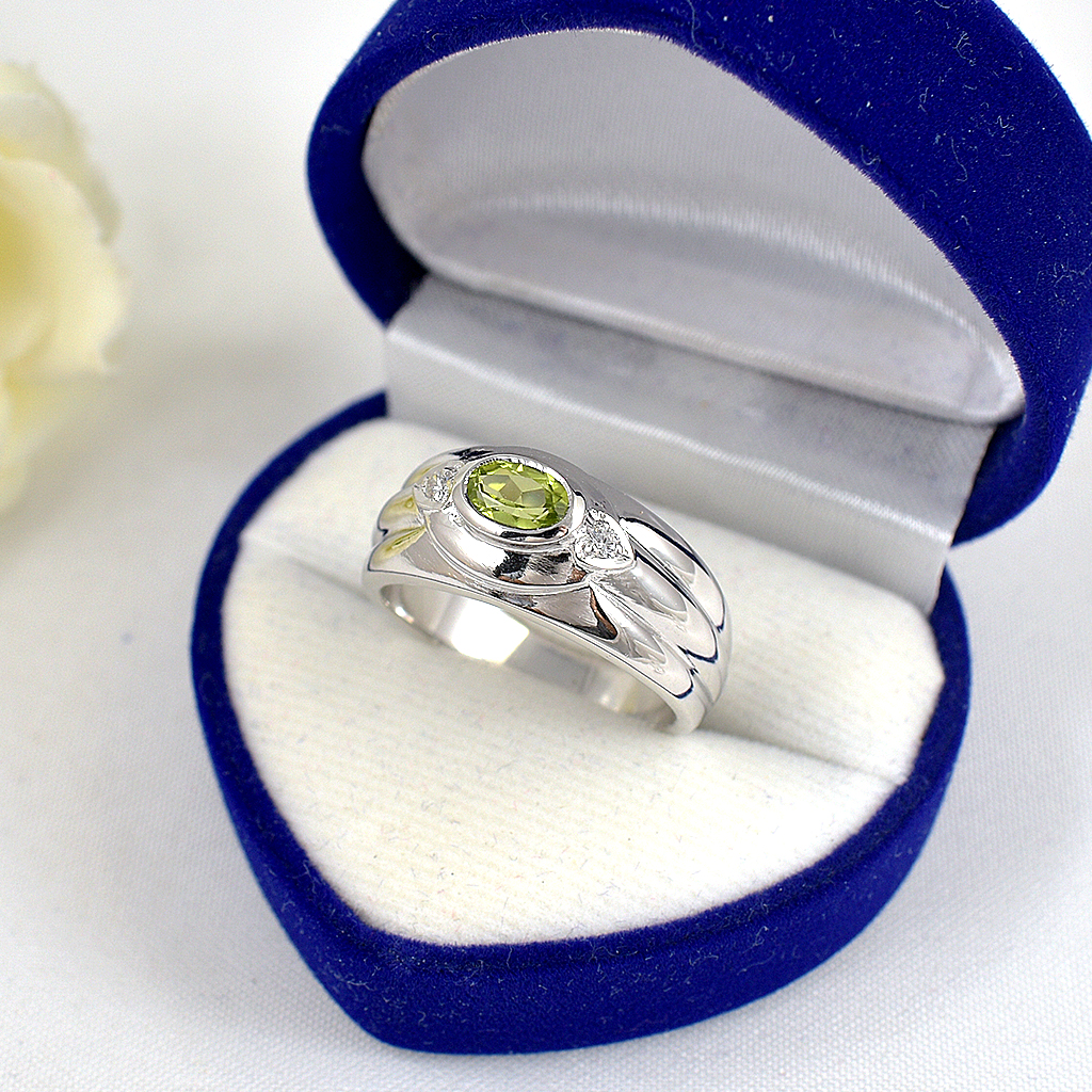 แหวนเงินแท้ราคาถูกชุบทองคำขาว เพอริดอทแท้ 0.55 กะรัต เพชรCZ 0.06 กะรัต งานประณีตสวยงาม สั่งผลิตค่ะ