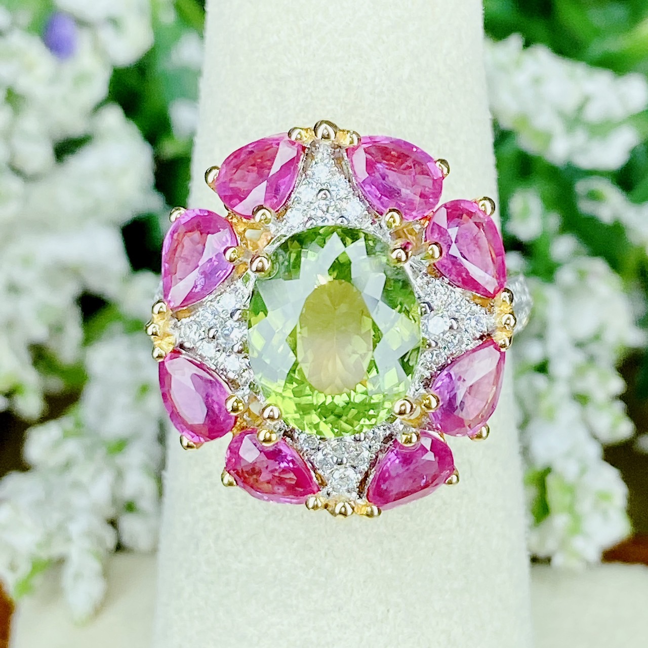 เพอริดอท อัญมณีแห่งดวงอาทิตย์ เมื่อก่อนเรียกกันว่า มรกตตอนกลางคืน (Evening emerald) สีเขียวมะกอกสวย ใส บริสุทธิ์ ล้อมด้วยทับทิมพม่าสีชมพู สีสวยหวาน candy รูปร่างหยดน้ำ ล้อมเพอริดอทสีเขียวมะกอก กับเพชรน้ำ100
