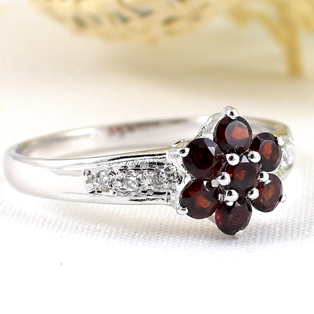 แหวนเงินแท้ราคาถูกชุบทองคำขาว พลอยแท้โกเมน 0.60 กะรัต เพชรCZ 0.06 กะรัต งานประณีตสวยงาม สั่งผลิตค่ะ