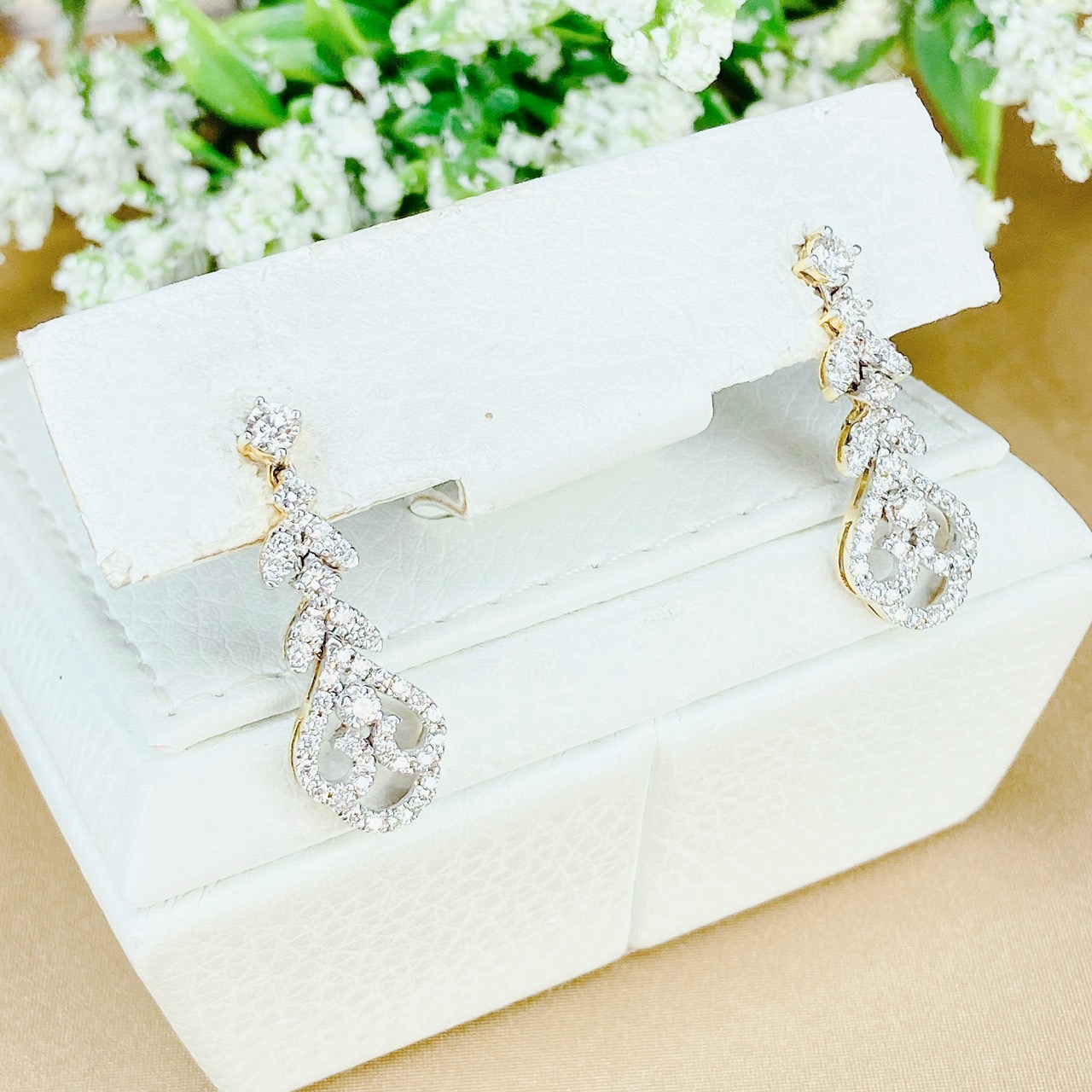 ต่างหูดอกไม้คู่ยาวฝังเพชร ดีไซน์สวยหรูหราตัวเรือนทอง 18K เพชรขาวน้ำงาม เปล่งประกายเล่นไฟแน่นอนค่ะ