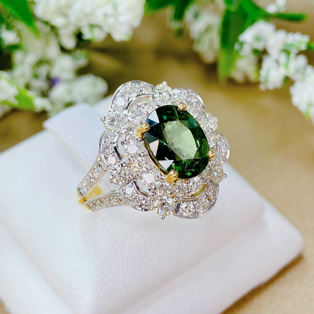 แหวนพลอยเขียวส่องประดับเพชร (Design Cocktail Ring) เขียวส่องเม็ดมาใหม่ สีสวยเหลี่ยมเล่นไฟ เจียระไนแบบเหลี่ยมเพชรรูปไข่ (Oval Shape) ล้อมเพชรสวย ไฟเต็มทุกเม็ด