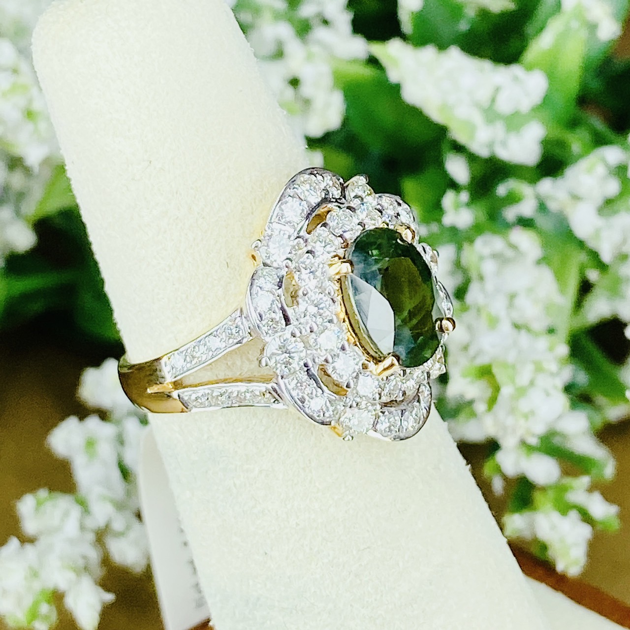 แหวนพลอยเขียวส่องประดับเพชร (Design Cocktail Ring) เขียวส่องเม็ดมาใหม่ สีสวยเหลี่ยมเล่นไฟ เจียระไนแบบเหลี่ยมเพชรรูปไข่ (Oval Shape) ล้อมเพชรสวย ไฟเต็มทุกเม็ด