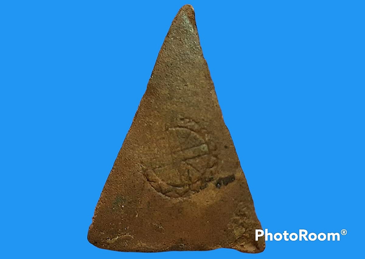 พระนางพญา อาจารย์ถนอม วัดนางพญา พิมพ์ใหญ่เข่าโค้ง เนื้อดิน จ.พิษณุโลก