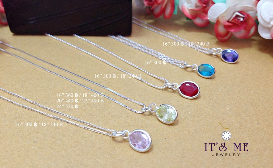 สร้อยพร้อมจี้พลอยสังเคราะห์รูปหยดน้ำ มีให้เลือกทั้งหมด 6 สี ชมพูอ่อน เหลืองอ่อน แดง ฟ้า ม่วง และเขียว