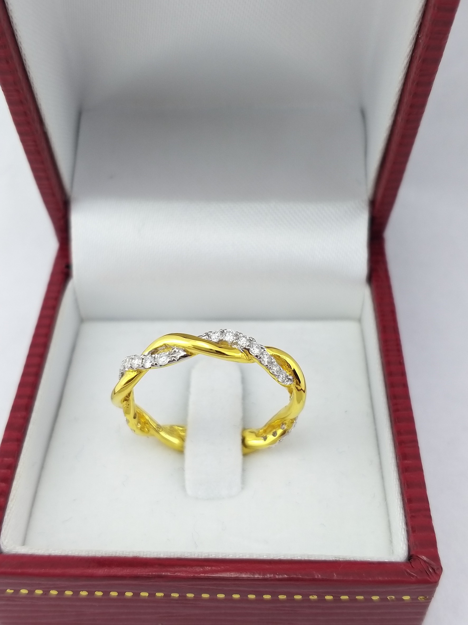 สั่งผลิตเพชรเบลเยี่ยมคัท แหวนแต่งงาน แหวนหมั้น ใส่เที่ยว ออกงาน แหวนทองคำ 18K เพชรแท้ 0.32 กะรัต 2.90 กรัม น้ำ 99 ราคาถูกมาก มีใบรับประกันค่ะ