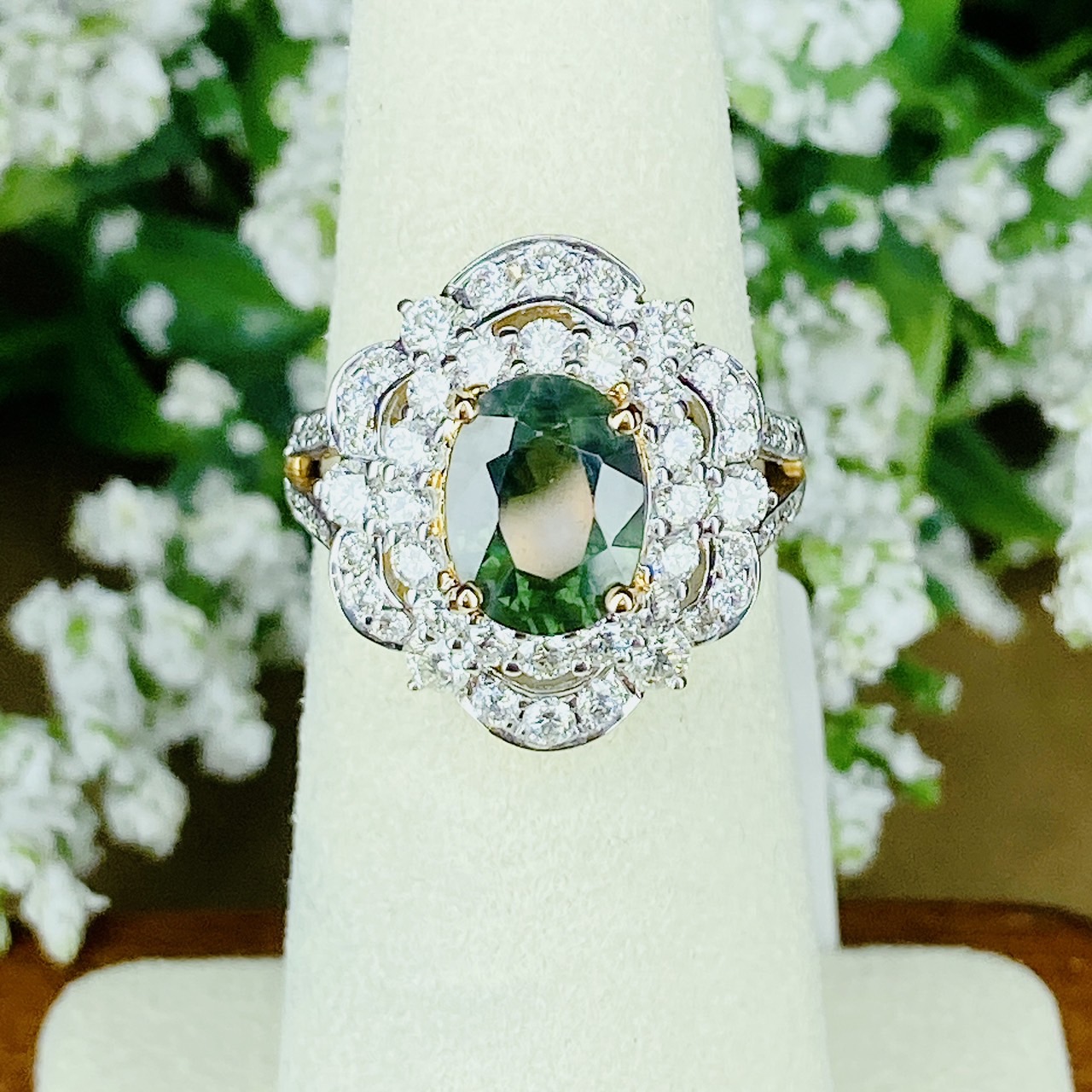 แหวนพลอยเขียวส่องประดับเพชร (Design Cocktail Ring) เขียวส่องเม็ดมาใหม่ สีสวยเหลี่ยมเล่นไฟ เจียระไนแบบเหลี่ยมเพชรรูปไข่ (Oval Shape) ล้อมเพชรสวย ไฟเต็มทุกเม็ด