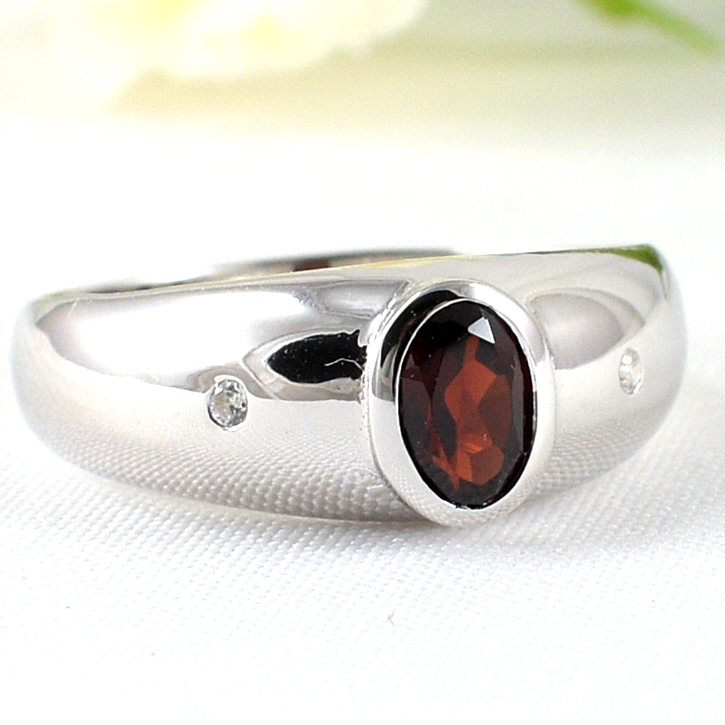 แหวนเงินแท้ราคาถูกชุบทองคำขาว พลอยแท้โกเมน 0.60 กะรัต เพชรCZ 0.02 กะรัต งานประณีตสวยงาม สั่งผลิตค่ะ