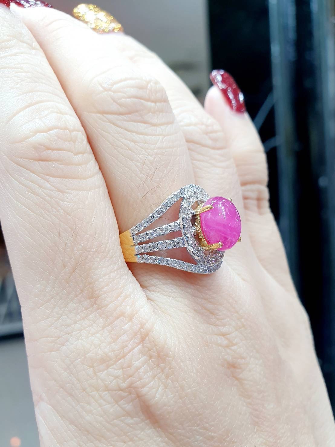 พร้อมส่งและสั่งผลิตแหวนเพชรแท้ พลอยทับทิมอัฟริกาหลังเบี้ยสีแดงอมชมพูสีคล้ายทับทิมพม่า ดีไซน์หน้ากว้างกำลังดี ล้อมเพชรเบลเยี่ยมคัทขาววิ้งไฟดีระยิบระยับเจิดจรัส แหวนแต่งงาน แหวนหมั้น ใส่เที่ยว ออกงาน แหวนทองคำ 9K เพชรแท้ 0.86 กะรัต 86 เม็ด ราคาถูกมาก ส่งฟรี