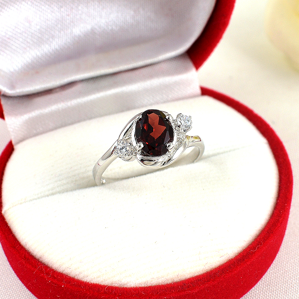 แหวนเงินแท้ราคาถูกชุบทองคำขาว พลอยแท้โกเมน 1.40 กะรัต เพชรCZ 0.12 กะรัต งานประณีตสวยงาม สั่งผลิตค่ะ