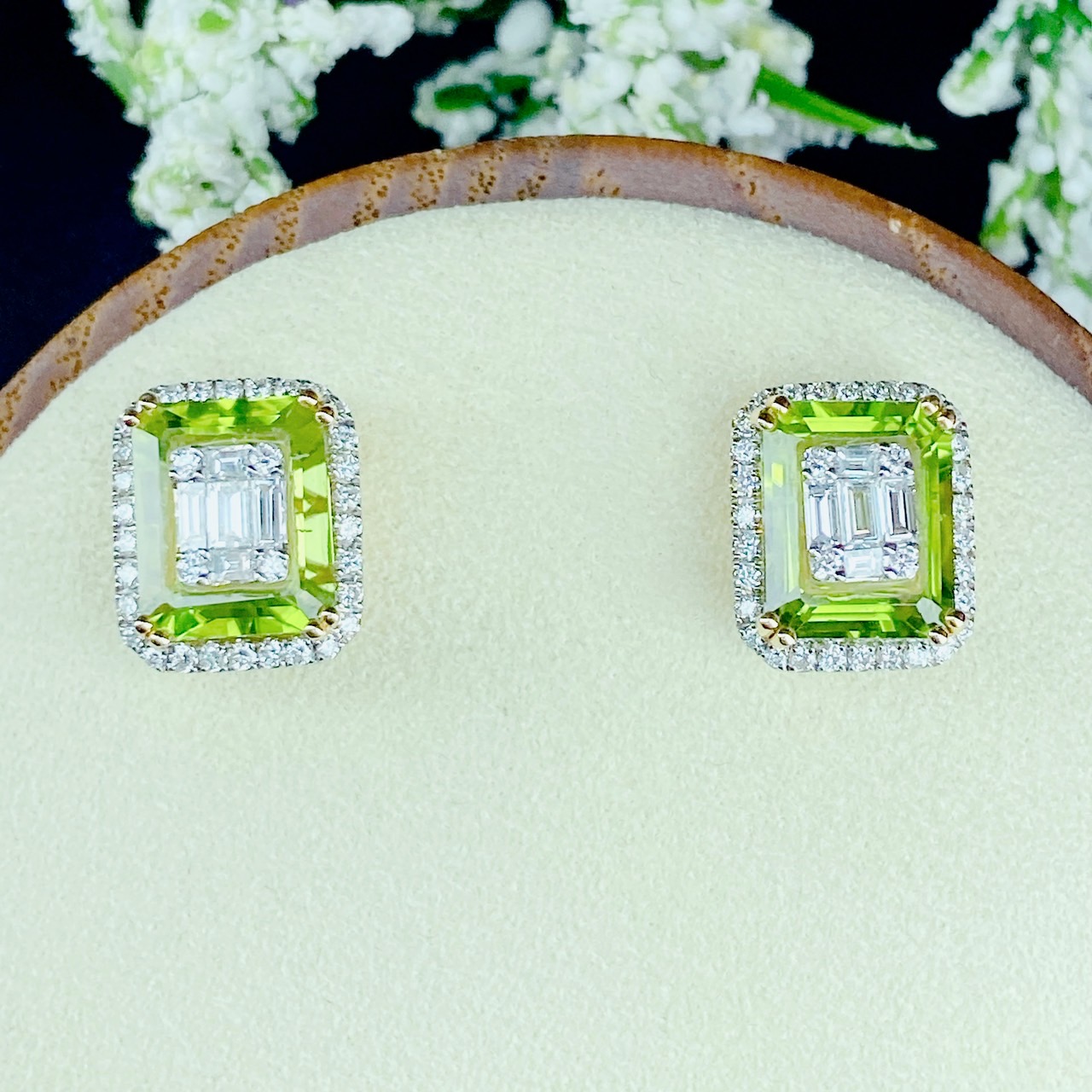 ต่างหู Natural Green Peridot โดยชุดผลงานนี้เราใช้ Peridot อัญมณีสีเขียวสวย สีเขียวใบมะกอก