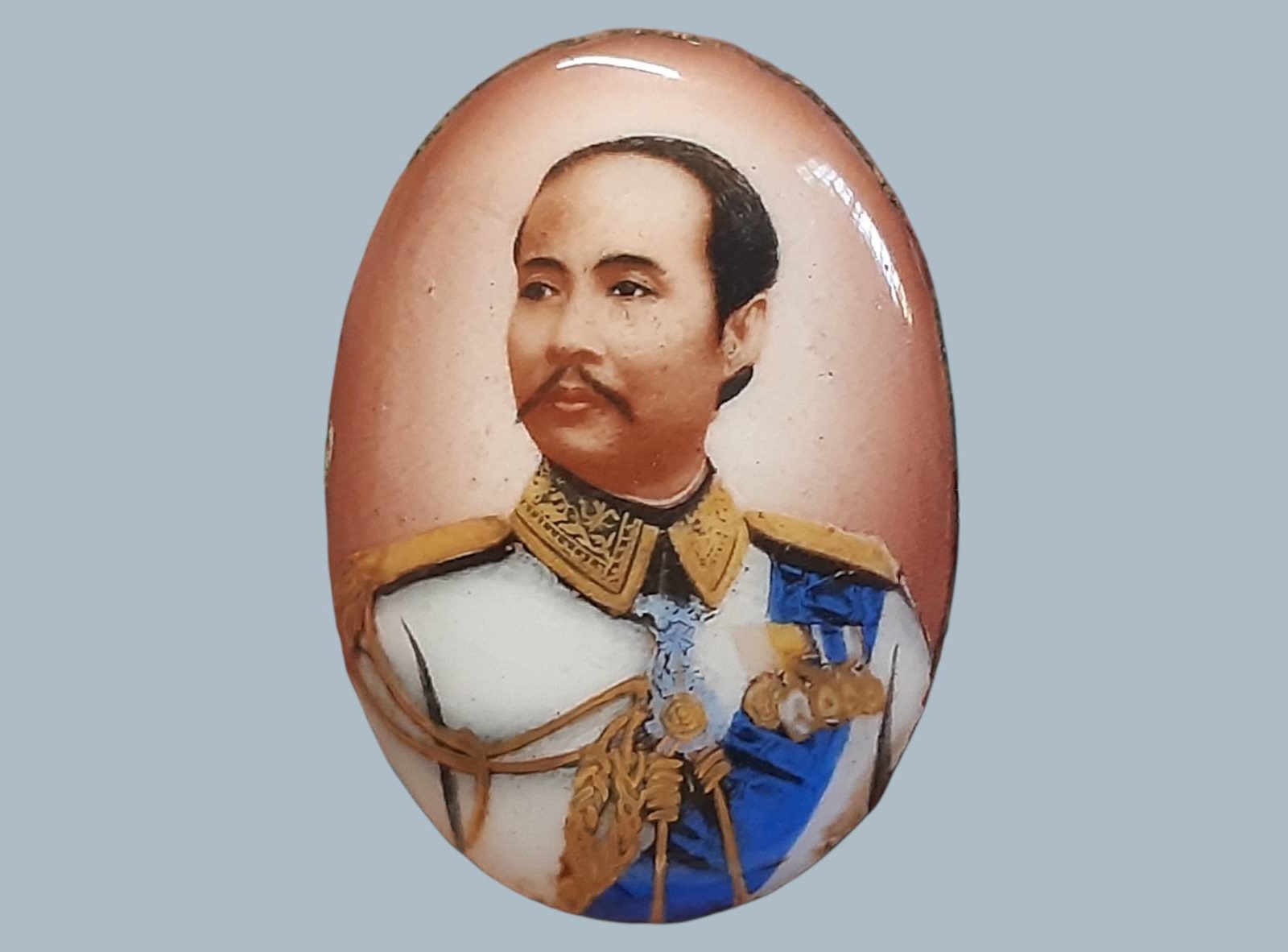 ล็อกเก็ต รัชกาลที่ 5 กระเบื้องเขียนสี ไม่มีกระเทาะ สมบูรณ์ ขนาดกลาง กว้าง 2 cm สูง 2.8 cm