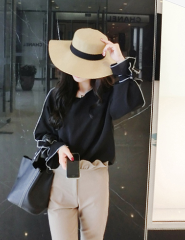 เสื้อแฟชั่นผู้หญิงแต่งสายผูกโบว์ที่ข้อมือเก๋ๆ สไตล์เกาหลี รหัส 1818-สีดำ