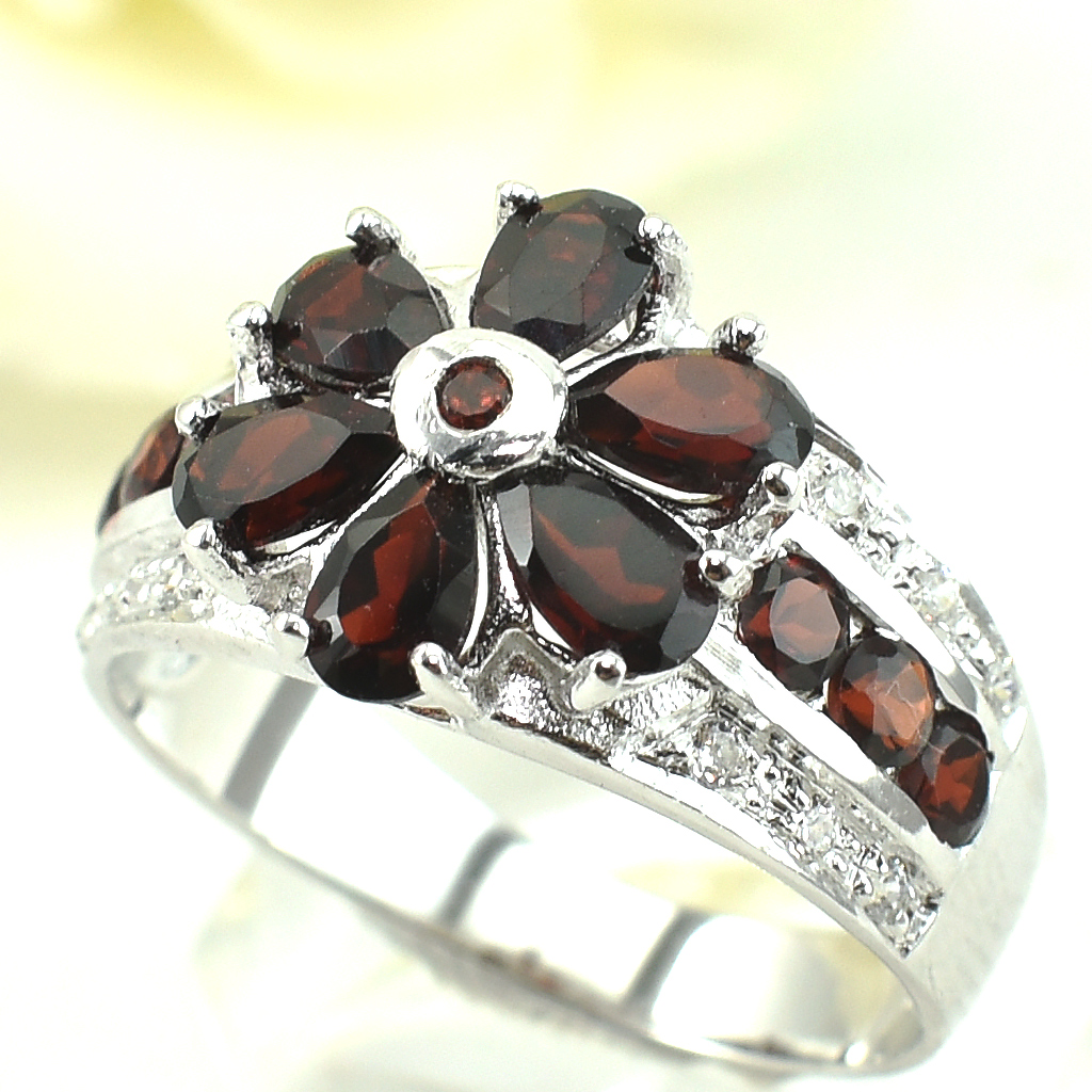 แหวนเงินแท้ราคาถูกชุบทองคำขาว พลอยแท้โกเมนเม็ดกลาง 2.75 กะรัต เม็ดข้าง 0.72 กะรัต เพชรCZ 0.12 กะรัต งานประณีตสวยงาม สั่งผลิตค่ะ