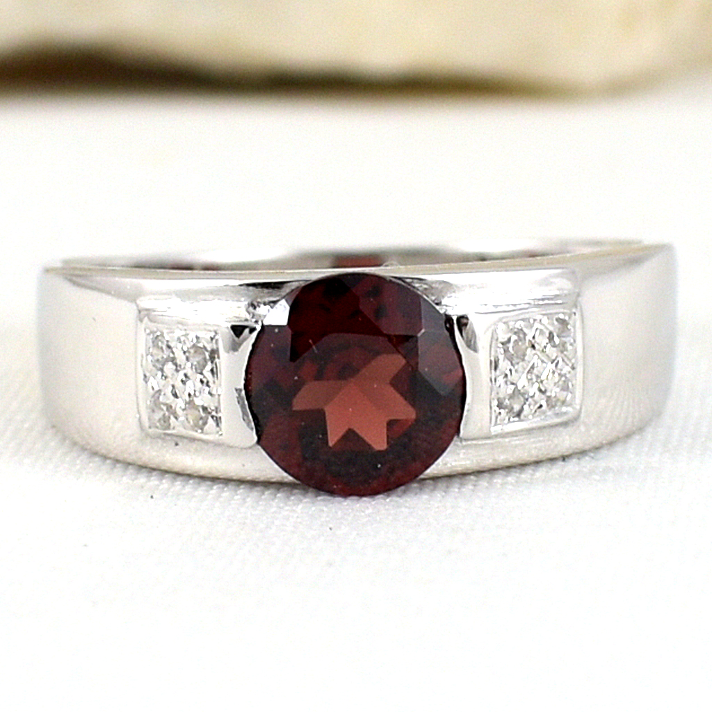 แหวนเงินแท้ราคาถูกชุบทองคำขาว พลอยแท้โกเมน 1.0 กะรัต เพชรCZ 0.056 กะรัต งานประณีตสวยงาม สั่งผลิตค่ะ