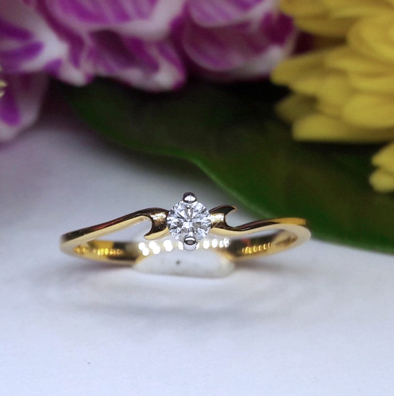 สั่งผลิตเพชรเบลเยี่ยมคัท แหวนแต่งงาน แหวนหมั้น ใส่เที่ยว ออกงาน แหวนทองคำ 18K เพชรแท้ 0.09 กะรัต 1.50 กรัม น้ำ 99 ราคาถูกมาก มีใบรับประกันค่ะ