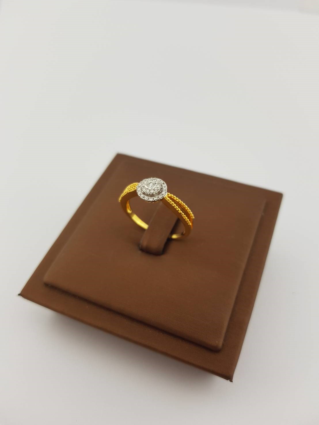 สั่งผลิตเพชรเบลเยี่ยมคัท แหวนแต่งงาน แหวนหมั้น ใส่เที่ยว ออกงาน แหวนทองคำ 18K เพชรแท้ 0.24 กะรัต 2.56 กรัม น้ำ 99 ราคาถูกมาก มีใบรับประกันค่ะ