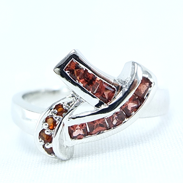 แหวนเงินแท้ราคาถูกชุบทองคำขาว พลอยแท้โกเมนเม็ดกลาง 0.60 กะรัต เม็ดข้าง 0.056 กะรัต งานประณีตสวยงาม สั่งผลิตค่ะ