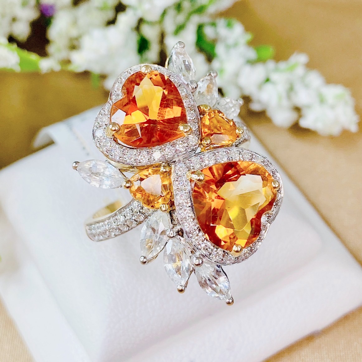 Citrine รูปหัวใจ ต่างไซส์ ล้อมด้วยเพชรน้ำ100 ประดับด้วยไว้ White Sapphire รูปทรงมาคีส์