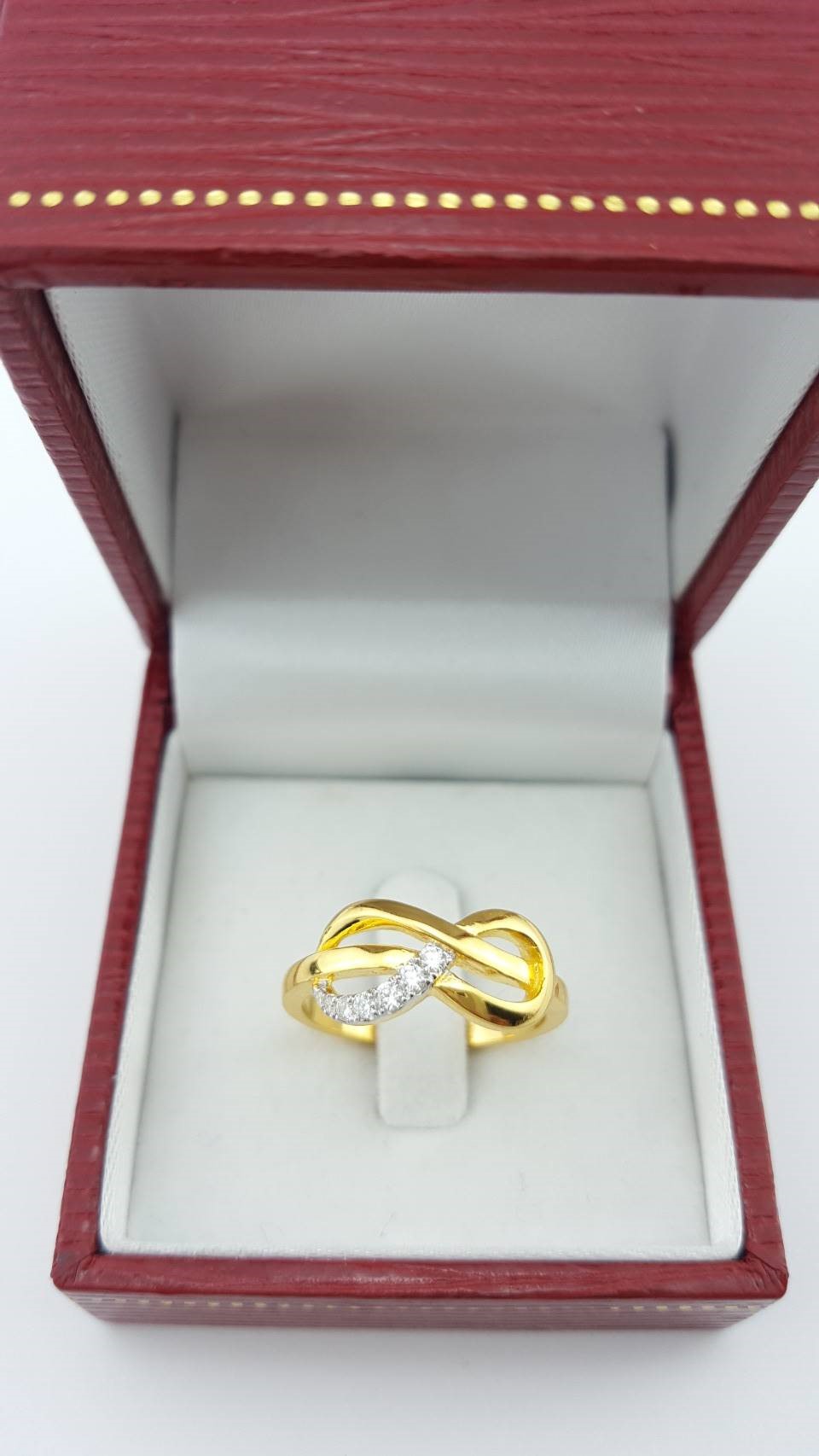 สั่งผลิตเพชรเบลเยี่ยมคัท แหวนแต่งงาน แหวนหมั้น ใส่เที่ยว ออกงาน แหวนทองคำ 18K เพชรแท้ 0.10 กะรัต 3.42 กรัม น้ำ 99 ราคาถูกมาก มีใบรับประกันค่ะ