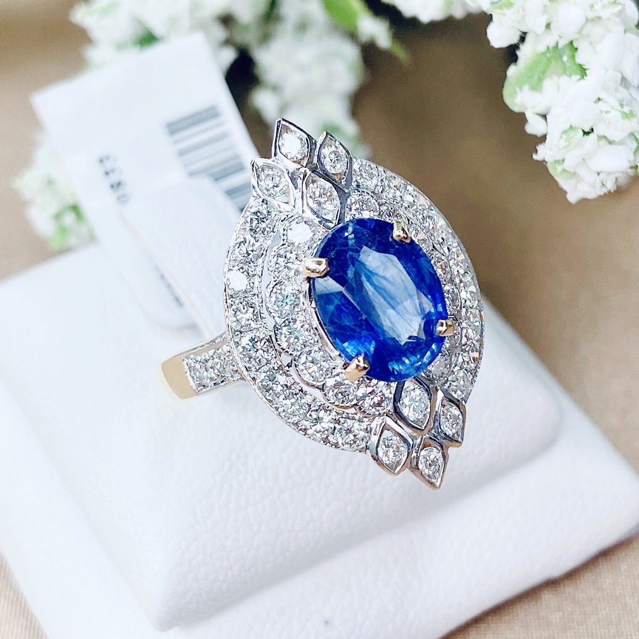 แหวนพลอยไพลิน Blue Africa ฝังเด่นๆตรง Center เพชรล้อมรอบ ตัวเรือน yellow gold วงนี้สวยมากกรี๊ดสุดๆ วงใหญ่ทองหนา เพชรสวยวิ้งเลยค่ะ