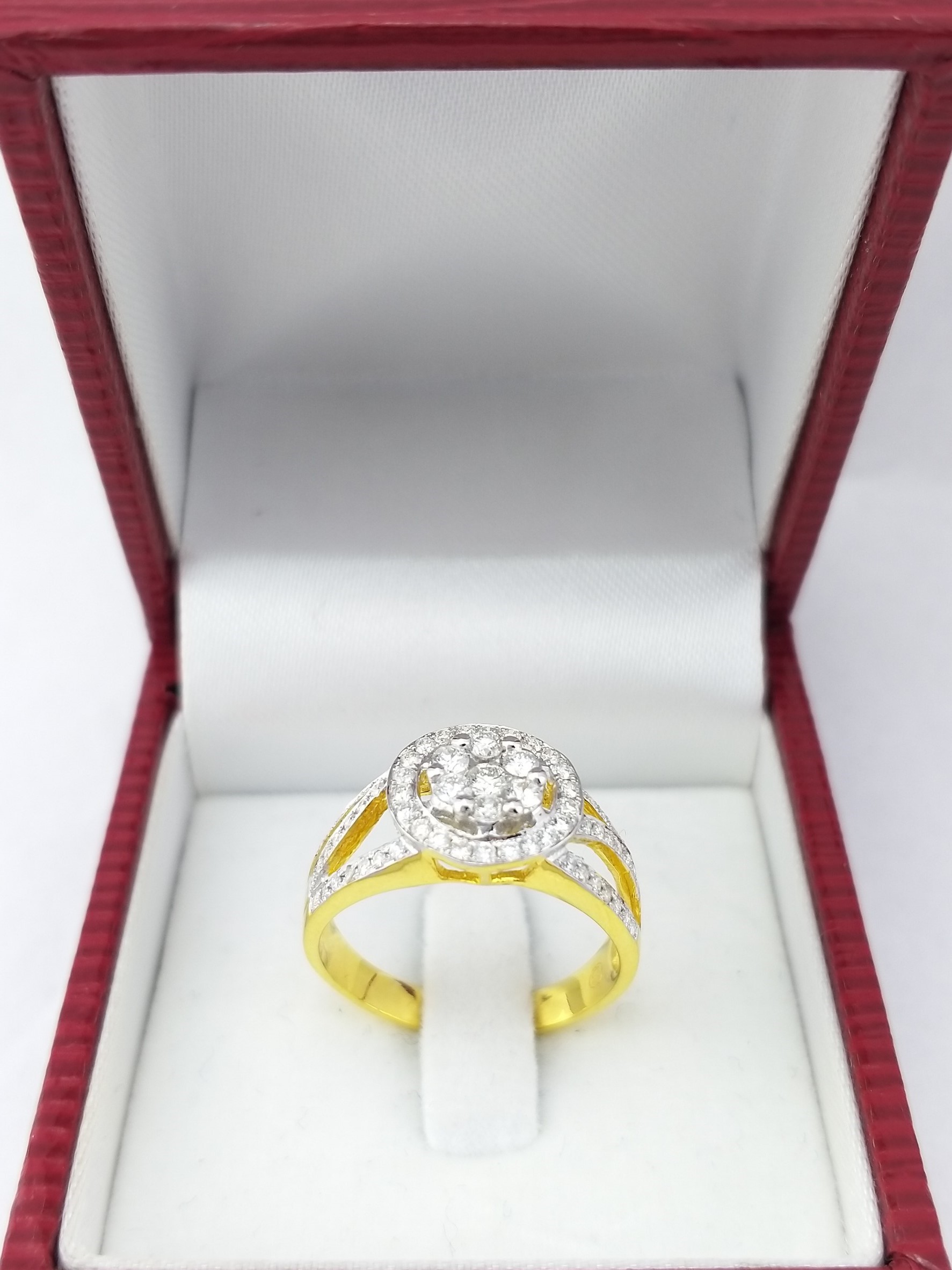 สั่งผลิตเพชรเบลเยี่ยมคัท แหวนแต่งงาน แหวนหมั้น ใส่เที่ยว ออกงาน แหวนทองคำ 18K เพชรแท้ 0.58 กะรัต 3.84 กรัม น้ำ 99 ราคาถูกมาก มีใบรับประกันค่ะ