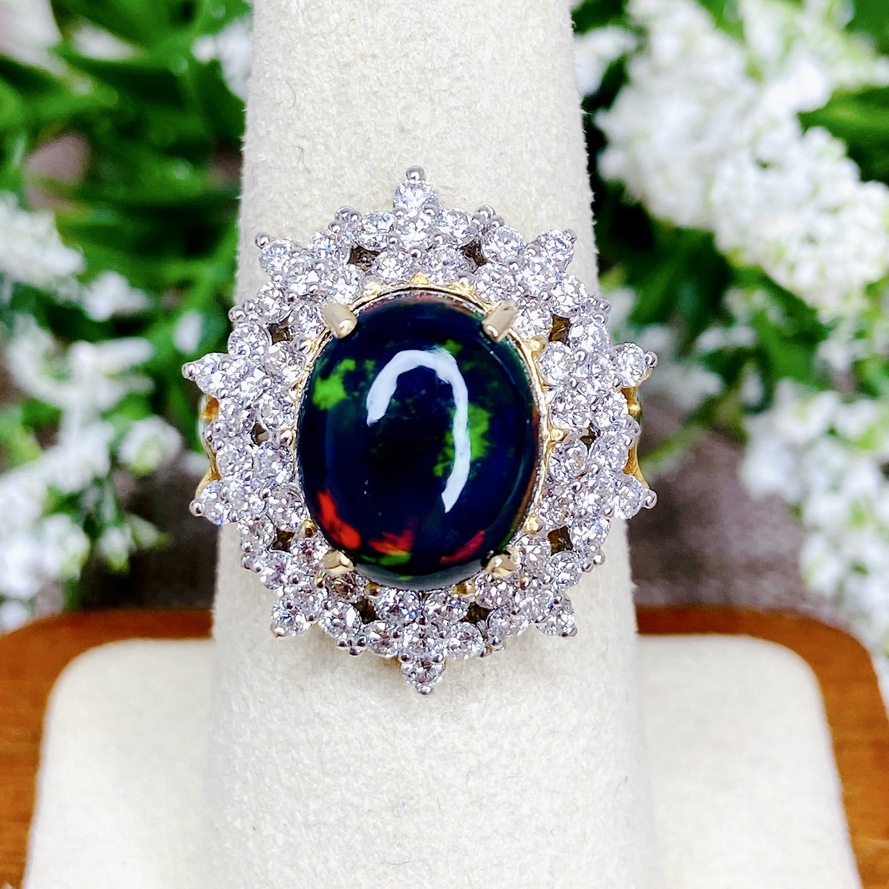 แหวน Black Opal เม็ดใหญ่รุ้งเต็มเม็ดเนื้อเนียนสวย ฝังเพชรล้อมเป็นลายดอกพิกุลทั้งวง เพชรสวยน้ำขาวเล่นไฟมากๆตัวเรือนทอง