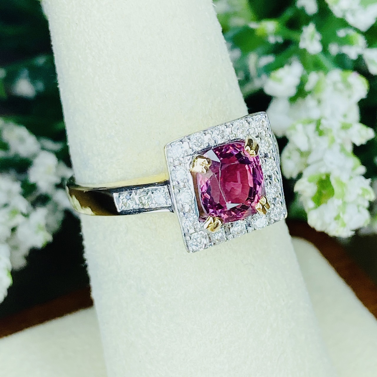 Tourmaline สี Brownish Red Natural Tourmaline พลอยดิบ เกรด A เป็นสีที่นิยมที่สุดของทัวร์มาลีนเลยค่ะ พลอยล้อมเพชร ทำให้พลอยดูเด่นขึ้น เพชรน้ำร้อยขาวสวยมากๆค่ะ
