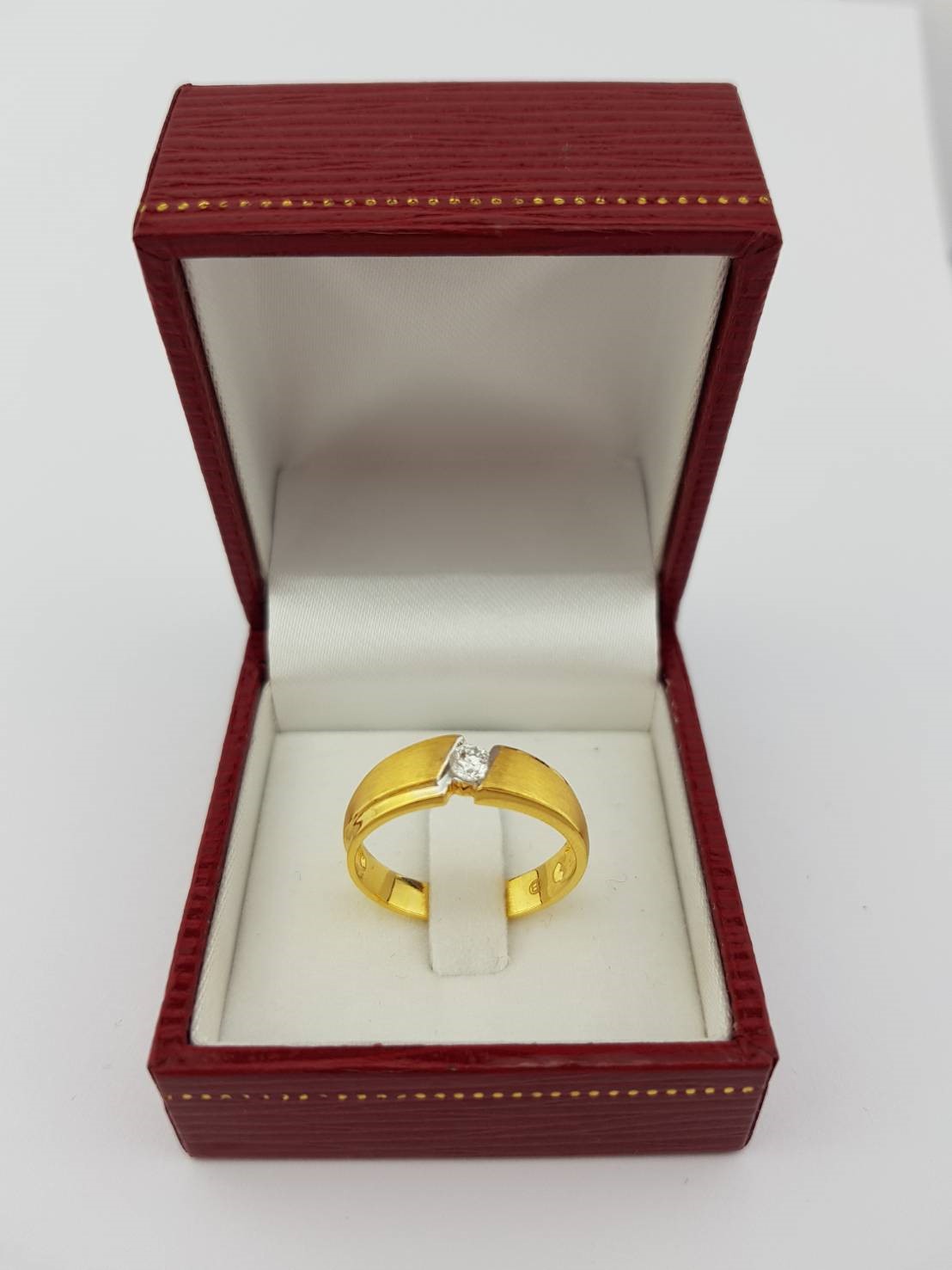 สั่งผลิตเพชรเบลเยี่ยมคัท แหวนแต่งงาน แหวนหมั้น ใส่เที่ยว ออกงาน แหวนทองคำ 18K เพชรแท้ 0.15 กะรัต 4.14 กรัม น้ำ 99 ราคาถูกมาก มีใบรับประกันค่ะ