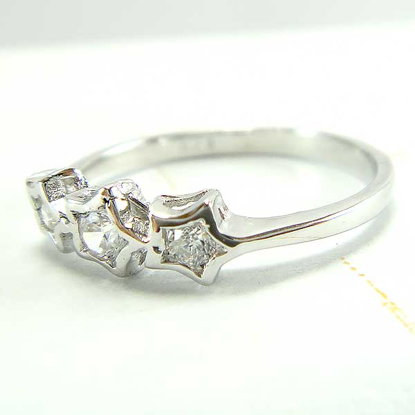 แหวนเงินแท้ราคาถูกชุบทองคำขาว เพชรCZเม็ดกลาง 0.04 กะรัต เพชรCZเม็ดข้าง 0.025 กะรัต งานประณีตสวยงาม สั่งผลิตค่ะ