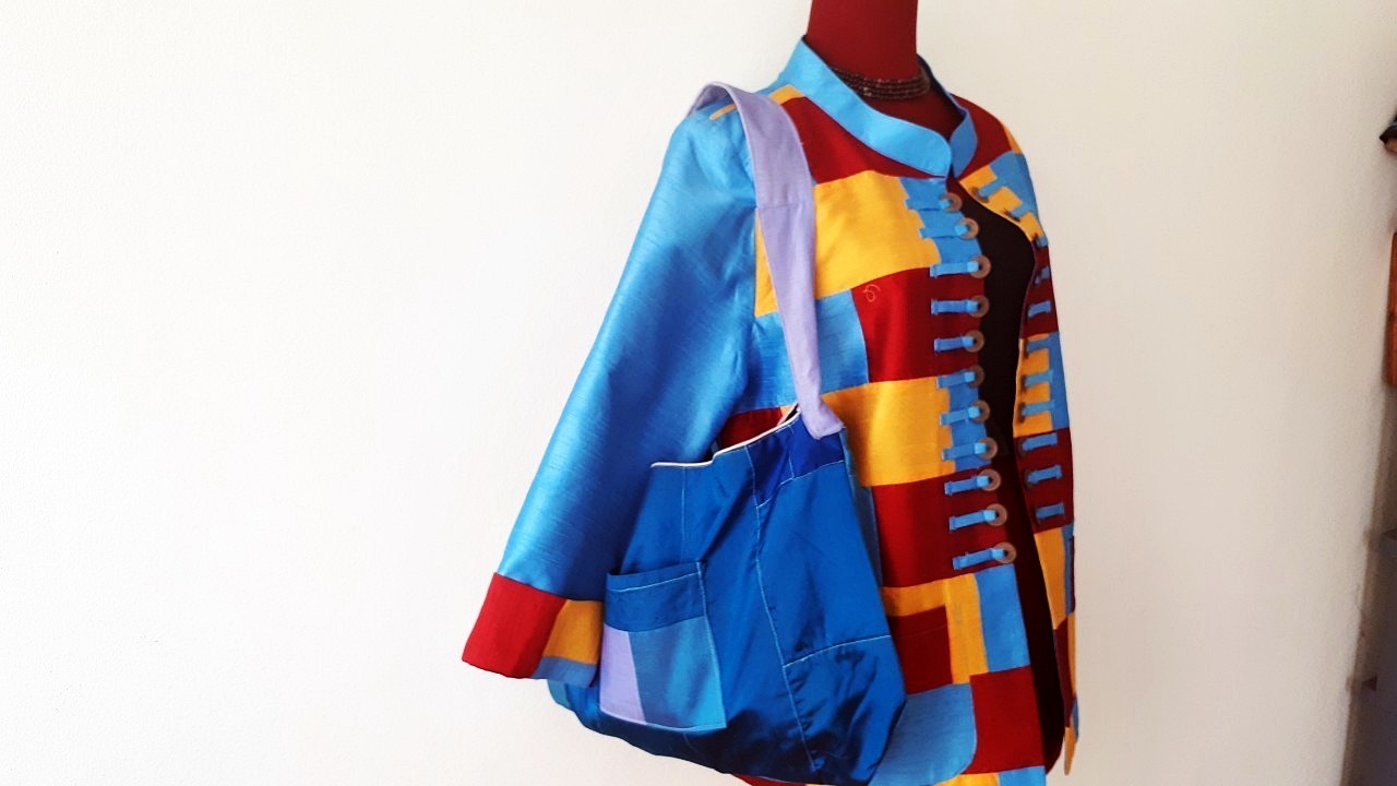 SIVAREE Circular Bag กระเป๋าผ้าไหมลดโลกร้อน ลดพลังงาน ดูแลสิ่งแวดล้อม ราคาพร้อมส่ง ฟ้า,ครีมและแดงไหมเก่า