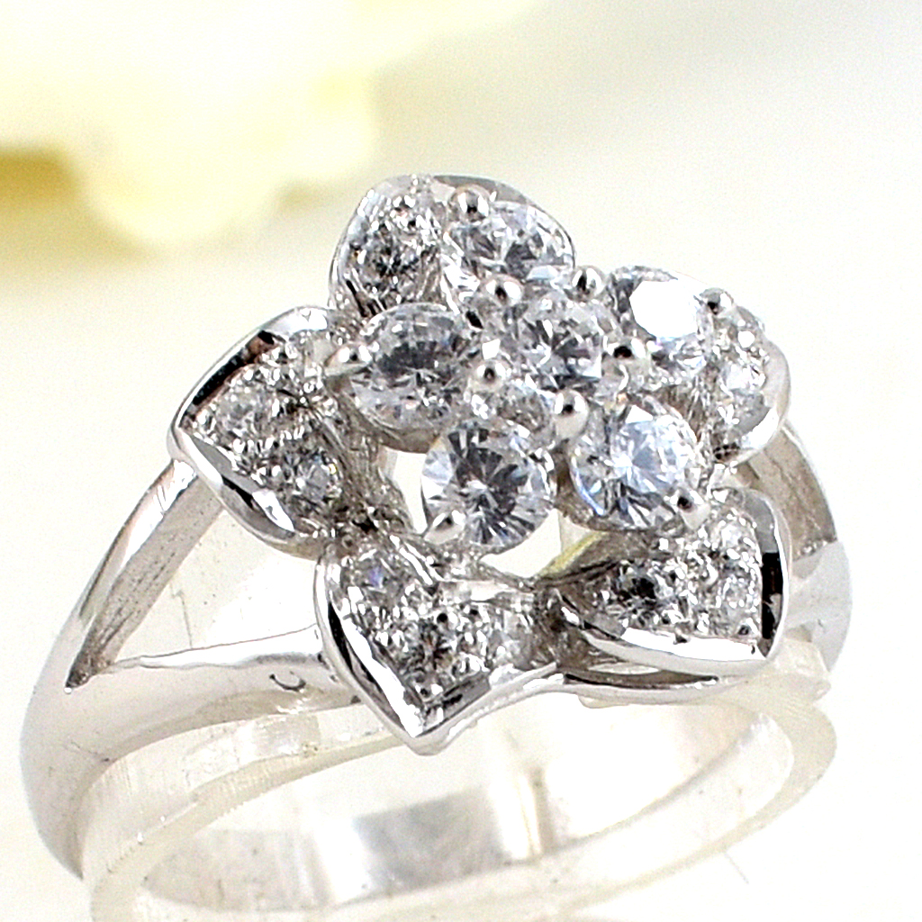 แหวนเงินแท้ราคาถูกชุบทองคำขาว เพชรCZเม็ดกลาง 0.36 กะรัต เพชรCZเม็ดข้าง 0.225 กะรัต งานประณีตสวยงาม สั่งผลิตค่ะ